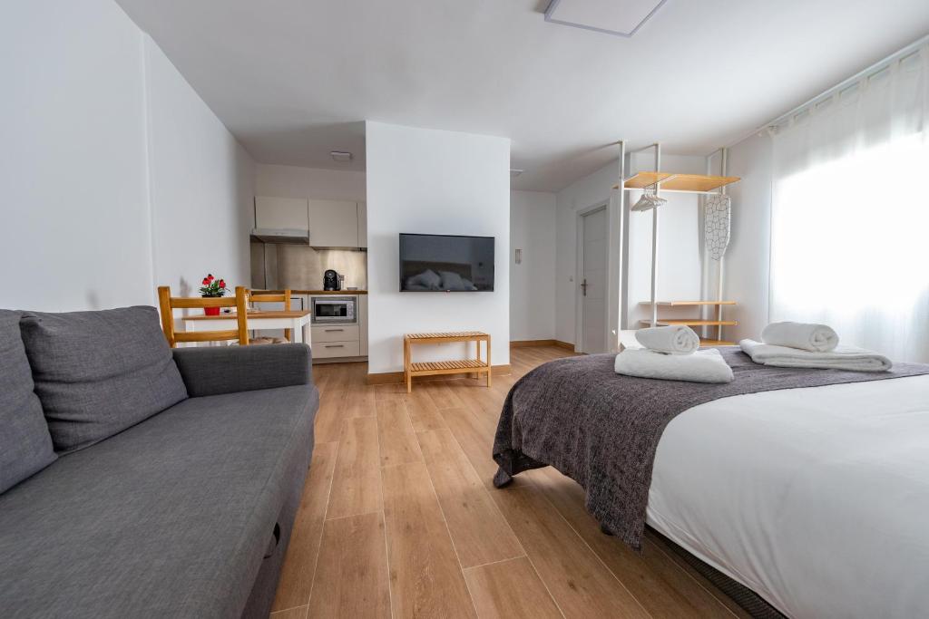 Posteľ alebo postele v izbe v ubytovaní FUN BUILDING STUDIOS by HOMEABOUT