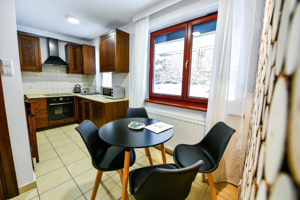 Kuchyňa alebo kuchynka v ubytovaní RentPlanet - Apartamenty Bulwary Słowackiego