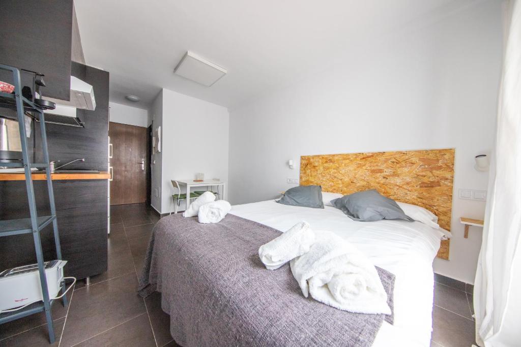 Posteľ alebo postele v izbe v ubytovaní FUN BUILDING STUDIOS by HOMEABOUT