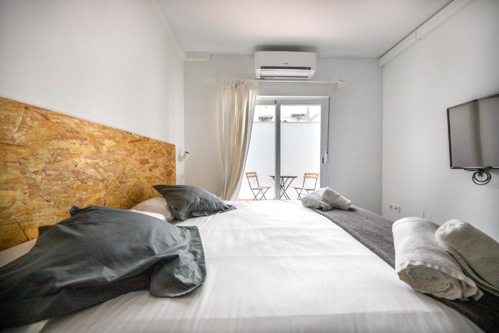 Posteľ alebo postele v izbe v ubytovaní FUN BUILDING STUDIOS by HOMEABOUT