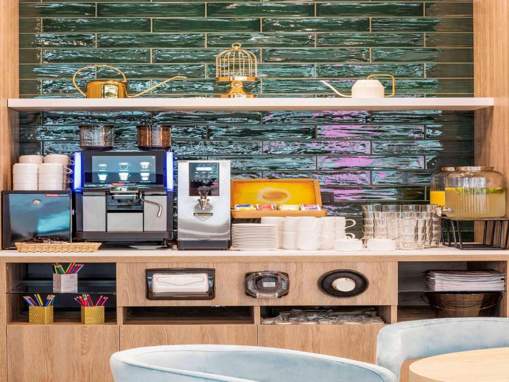 Příslušenství pro přípravu čaje a kávy v ubytování ibis Styles Kraków East