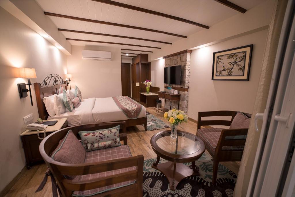 TV a/nebo společenská místnost v ubytování The Fern Brentwood Resort, Mussoorie
