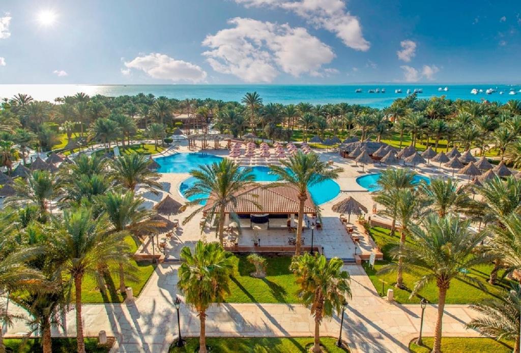 Una vista aérea de un resort con palmeras y el océano. en Siva Grand Beach, en Hurghada