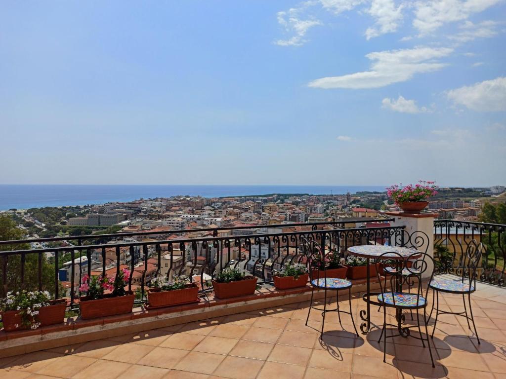 einen Balkon mit einem Tisch und Stühlen sowie Aussicht in der Unterkunft VelaLatina Residence B&B Soverato - Camera Scirocco in Soverato Marina