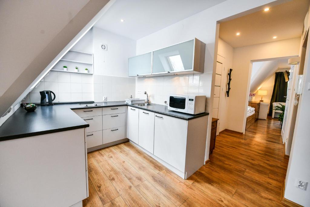 Kuchyňa alebo kuchynka v ubytovaní RentPlanet - Apartamenty Bulwary Słowackiego