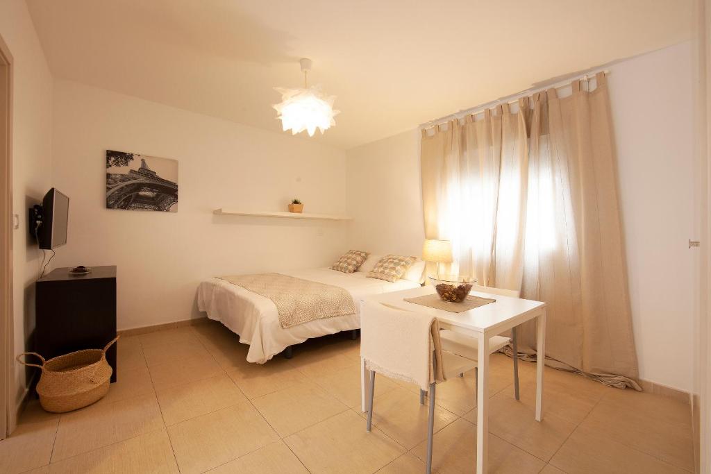 Posteľ alebo postele v izbe v ubytovaní FUN BUILDING STUDIOS by HOMEABOUT