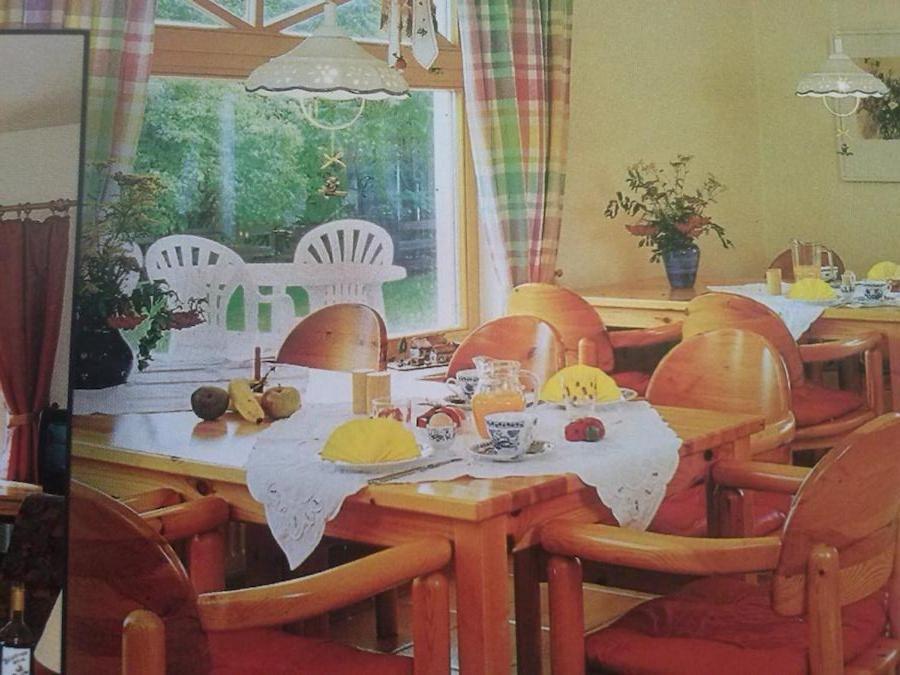 a dining room with a table with fruit on it at Pension Moritz und Hofladen unterm Storchennest -16303 Schwedt,Schwedter Allee1 in Schwedt