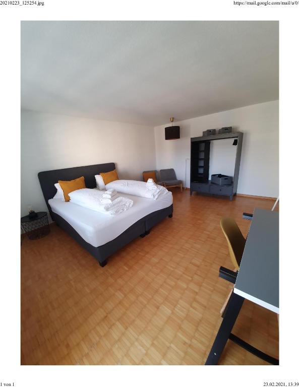 Postel nebo postele na pokoji v ubytování Hotel zum Hirschen