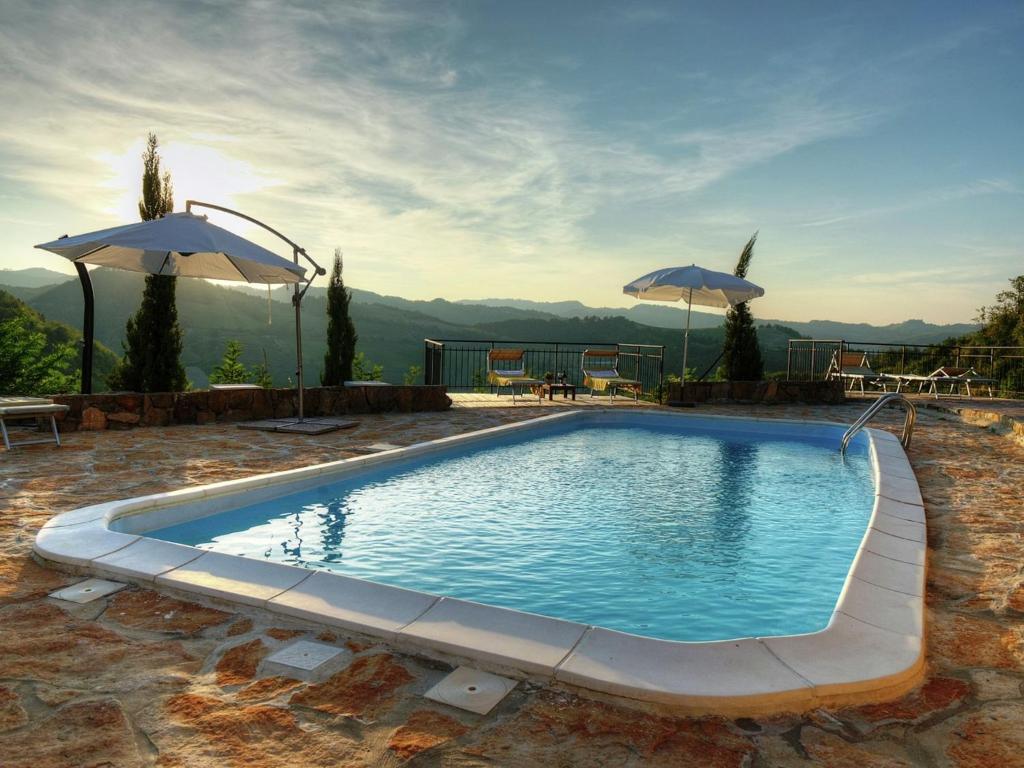 Bazén v ubytovaní Bright Holiday Home in Modigliana with Swimming Pool alebo v jeho blízkosti