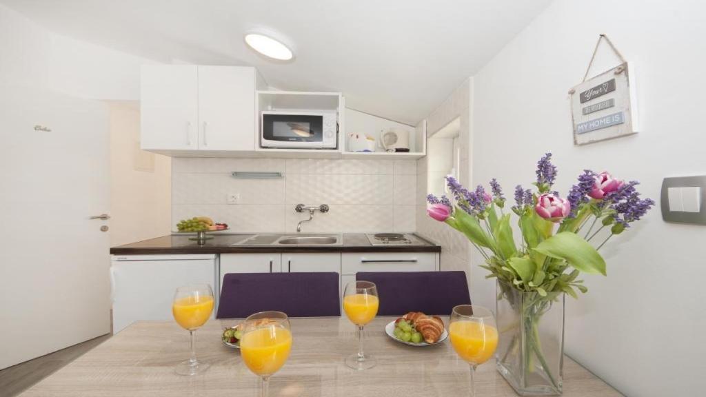 Kuchyň nebo kuchyňský kout v ubytování Apartments Angela