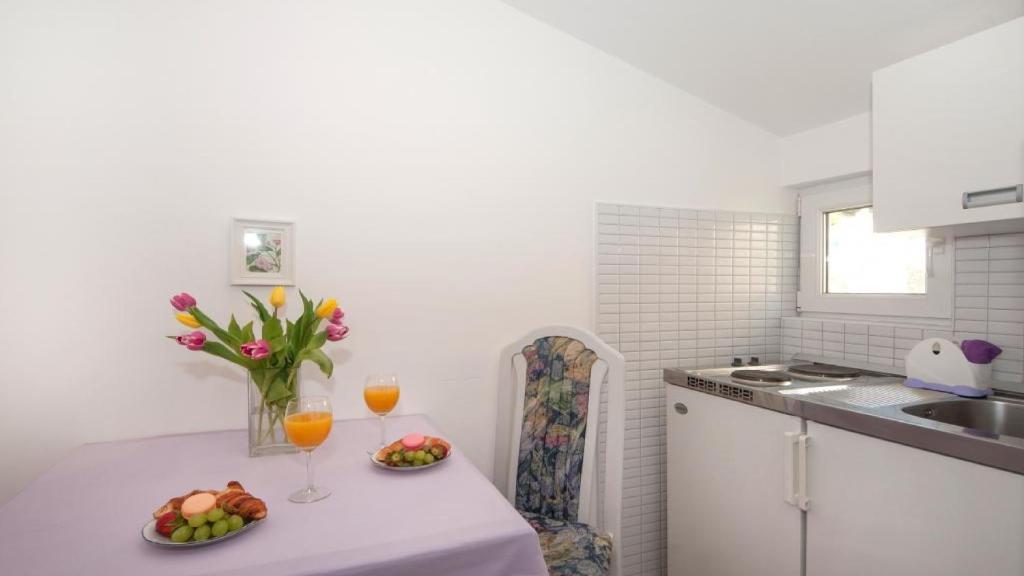 Kuchyň nebo kuchyňský kout v ubytování Apartments Angela
