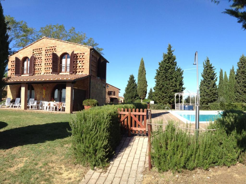 une maison ancienne avec une piscine et une clôture dans l'établissement Belvilla by OYO Rosa Tea, à Montaione