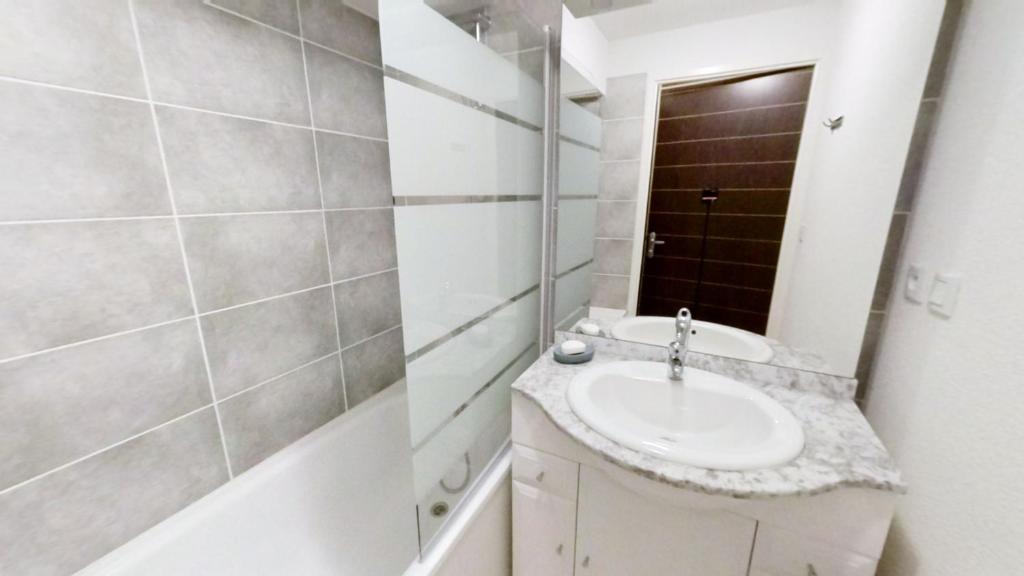 a bathroom with a sink and a mirror at Appartement 6 places au cœur de Luz Saint sauveur in Luz-Saint-Sauveur