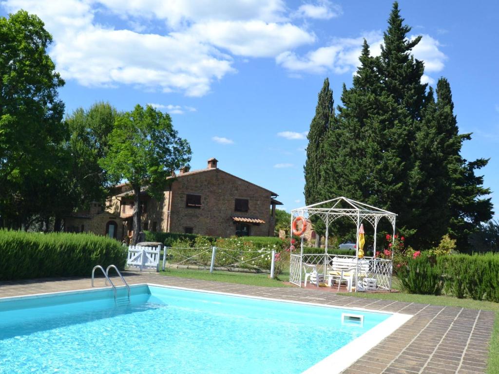 una piscina frente a una casa en Belvilla by OYO Iris e Rosa tea, en Montaione