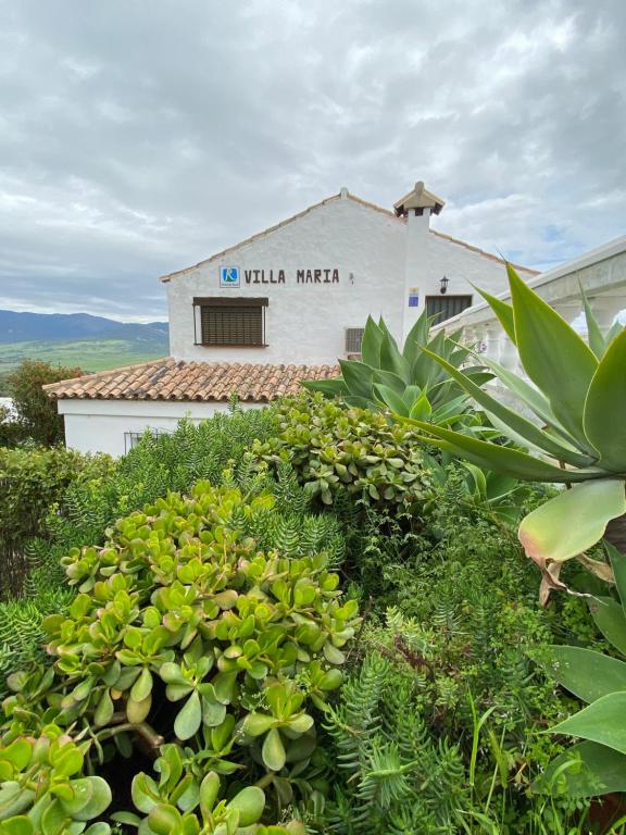 un edificio con un cartel que no lee Villa más mier en Rural Tarifa Villa María, en Tarifa