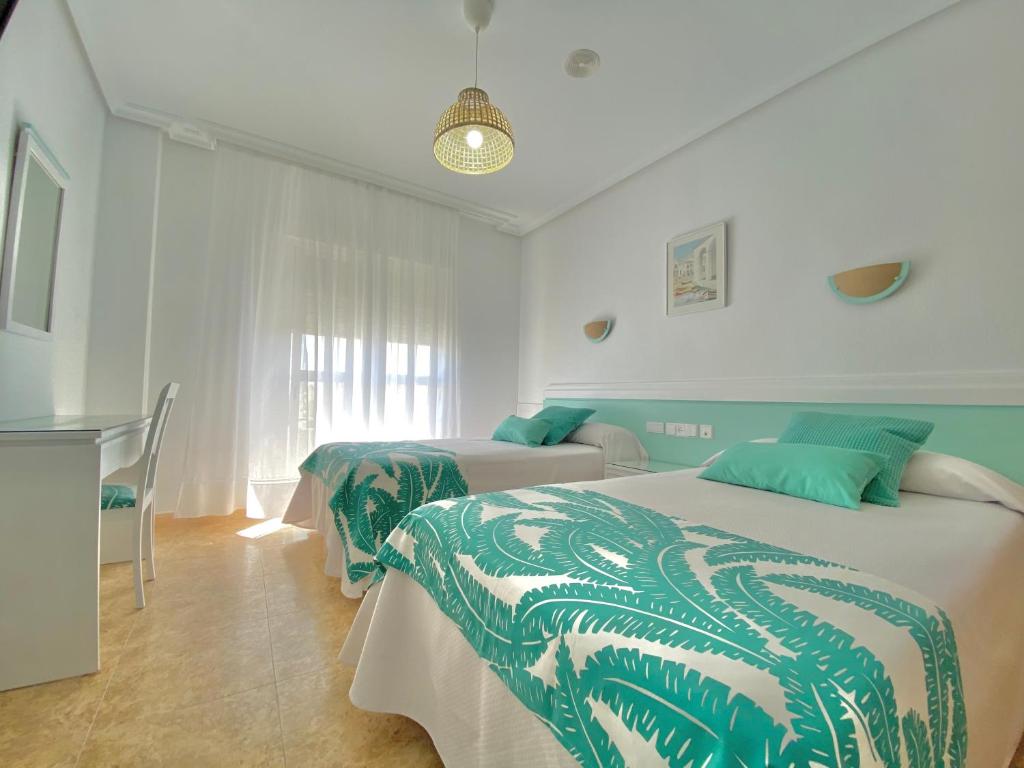 1 dormitorio con 2 camas con sábanas verdes y blancas en Hotel Blanca Brisa Cabo de Gata, en Cabo de Gata