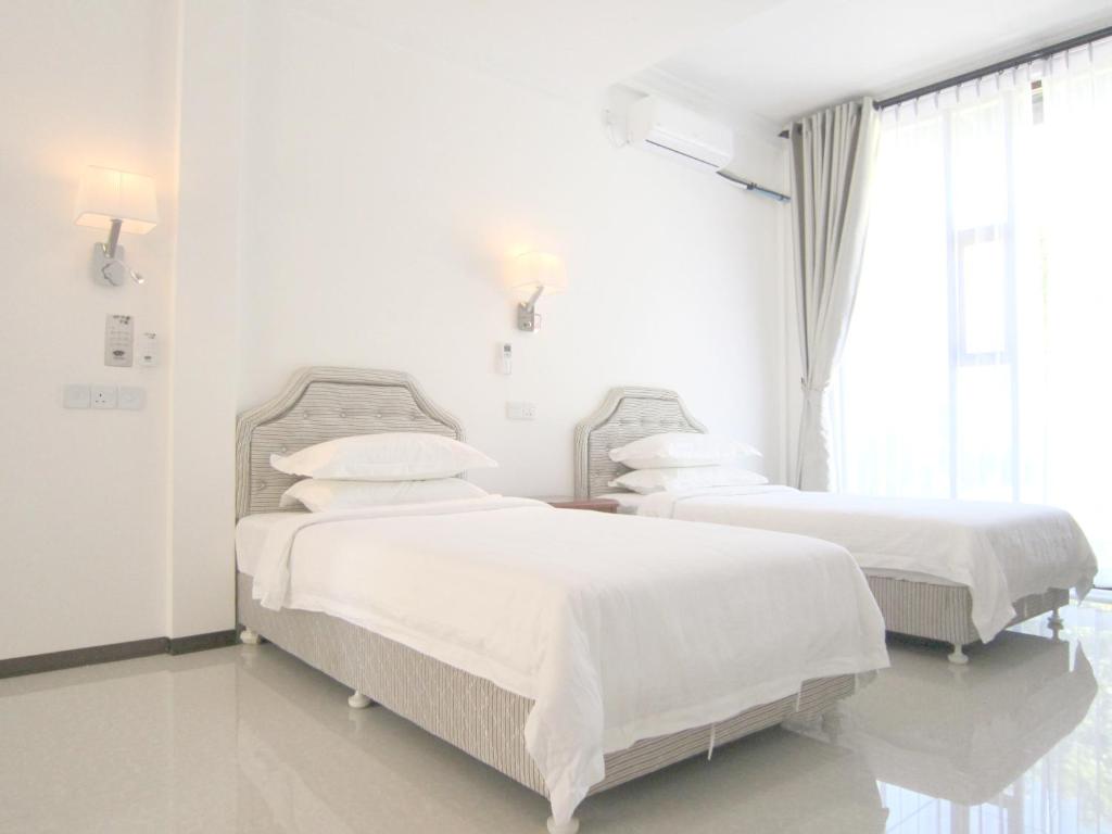 Postel nebo postele na pokoji v ubytování Nazaki Luxury Beach Hotel