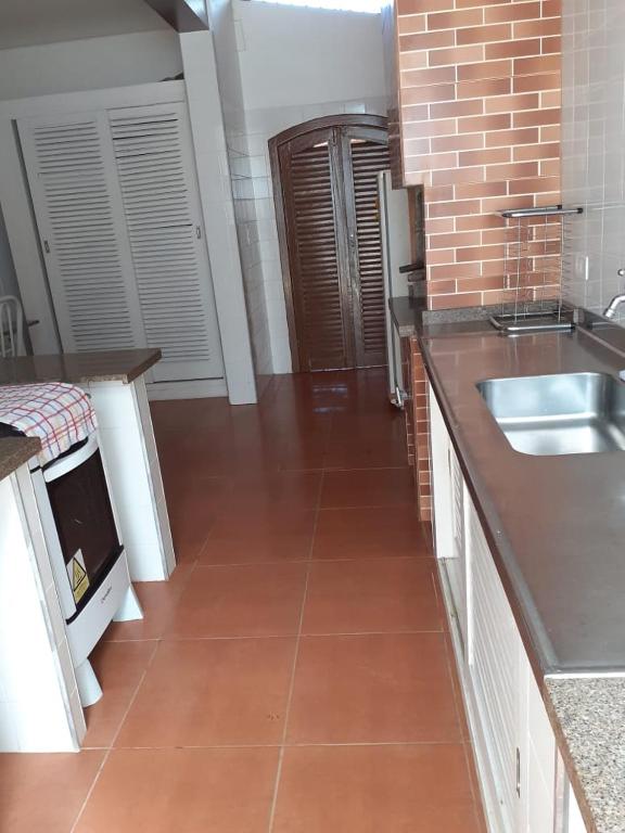  Casa com churrasqueira para 15 pessoas a 30mt do Aquário de Ubatuba