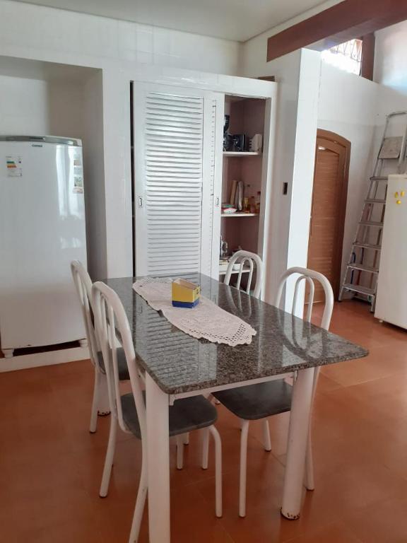  Casa com churrasqueira para 15 pessoas a 30mt do Aquário de Ubatuba