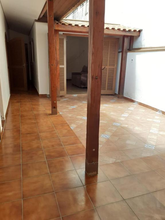  Casa com churrasqueira para 15 pessoas a 30mt do Aquário de Ubatuba