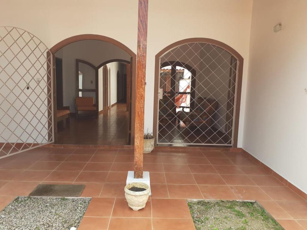  Casa com churrasqueira para 15 pessoas a 30mt do Aquário de Ubatuba