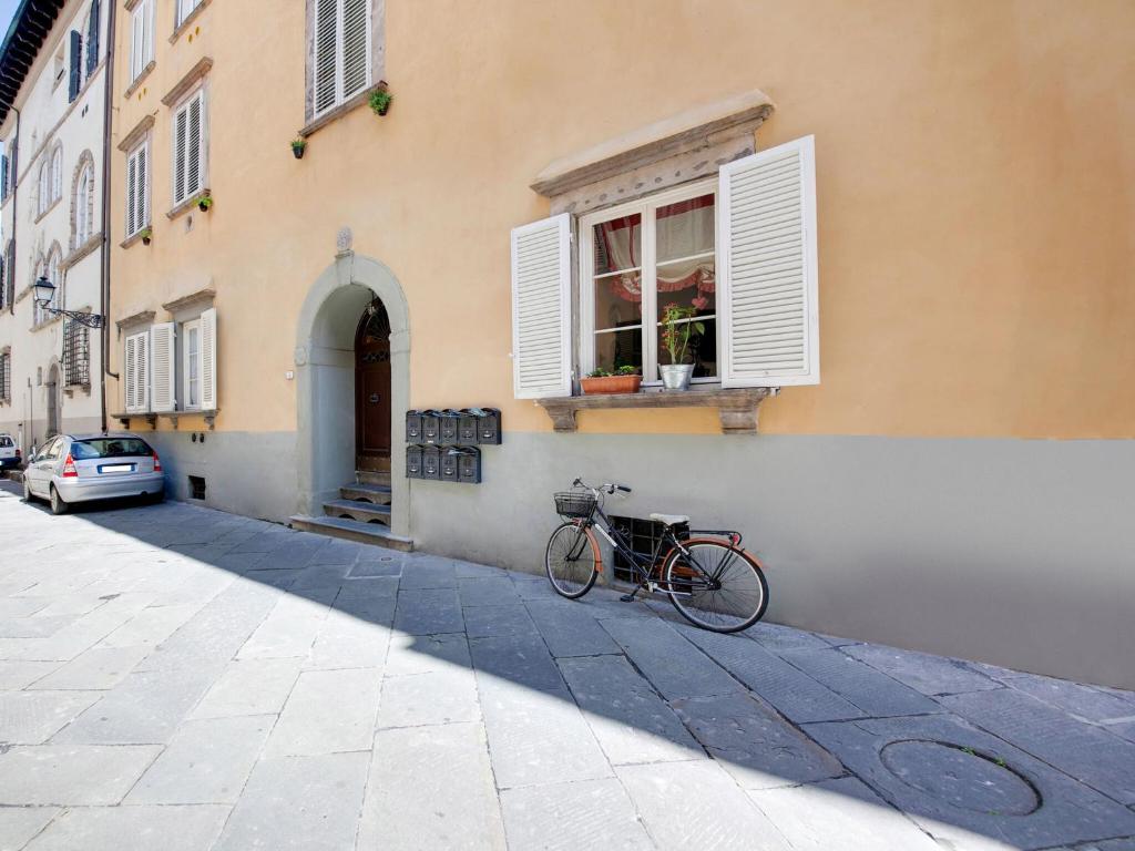 a bike parked next to a building with a window at Mansion in Lucca near Via Fillungo in Lucca