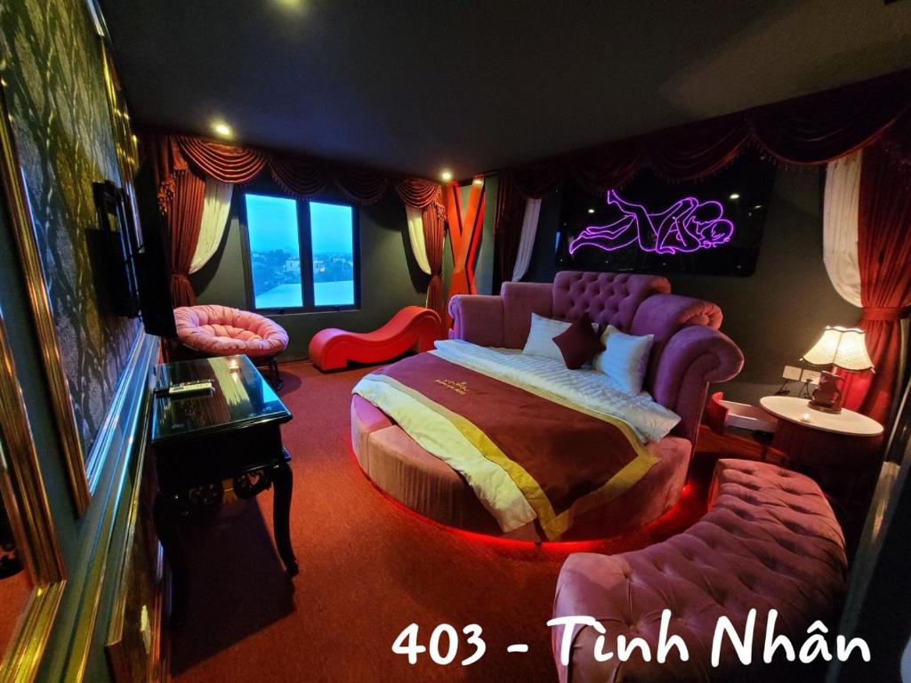 una camera con un grande letto con testiera viola di Khách Sạn Hoàng Gia II a Thái Bình