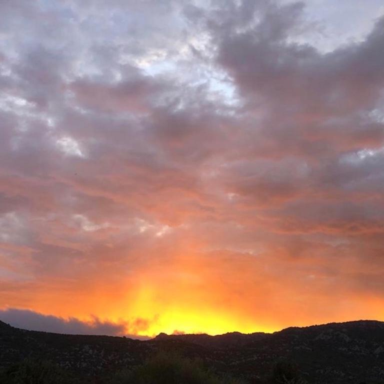 Alba o tramonto visti dall'interno of country house o dai dintorni