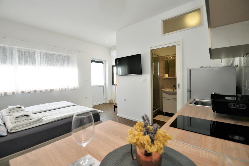 Televízia a/alebo spoločenská miestnosť v ubytovaní EnVi Apartments