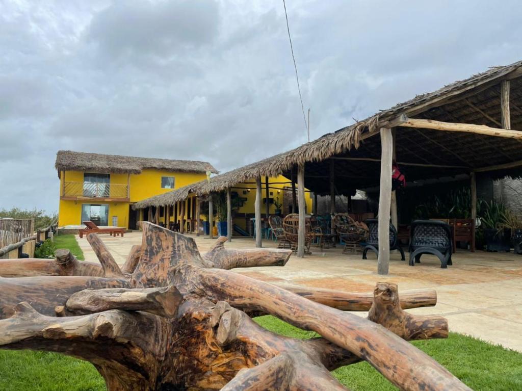 Una vista de un edificio con un gran tronco de árbol. en Amar Pousada, en Luís Correia