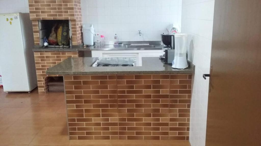  Casa com churrasqueira para 15 pessoas a 30mt do Aquário de Ubatuba