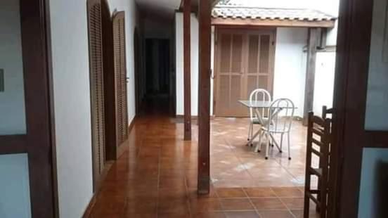  Casa com churrasqueira para 15 pessoas a 30mt do Aquário de Ubatuba