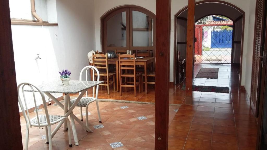  Casa com churrasqueira para 15 pessoas a 30mt do Aquário de Ubatuba