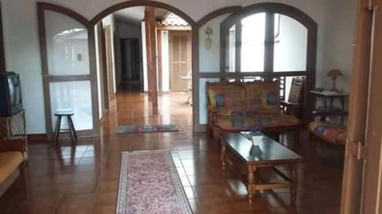  Casa com churrasqueira para 15 pessoas a 30mt do Aquário de Ubatuba