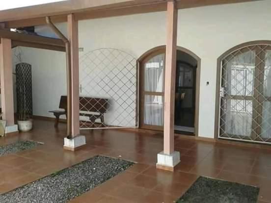  Casa com churrasqueira para 15 pessoas a 30mt do Aquário de Ubatuba