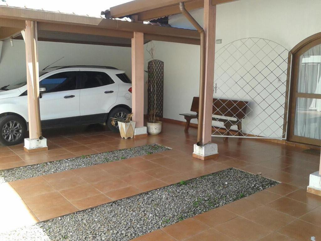  Casa com churrasqueira para 15 pessoas a 30mt do Aquário de Ubatuba