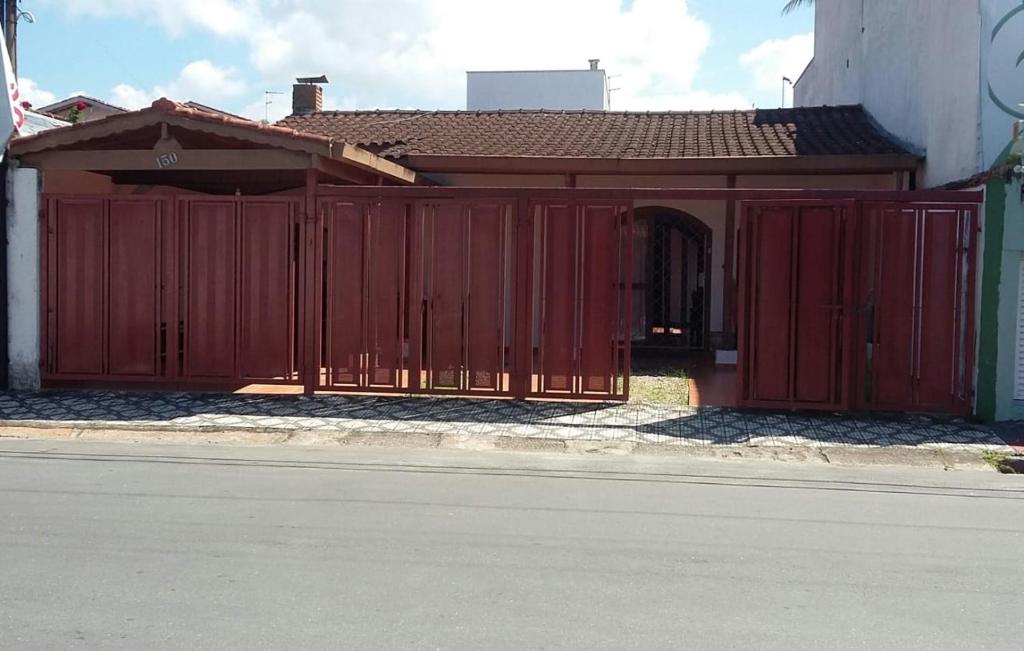  Casa com churrasqueira para 15 pessoas a 30mt do Aquário de Ubatuba