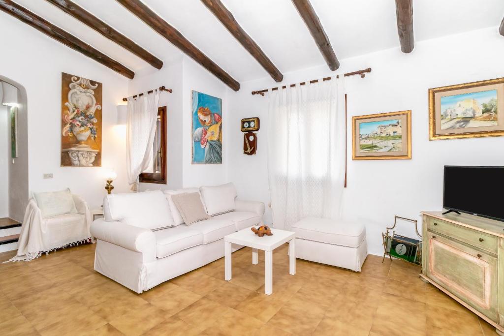 A television and/or entertainment centre at Villa vista Mare Santa Teresa