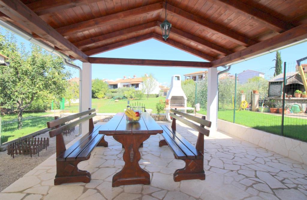 Patio alebo iná vonkajšia časť ubytovania Holiday house Anamaria