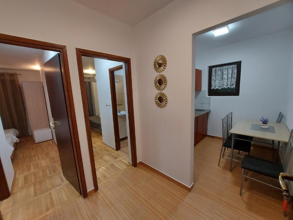 Televízia a/alebo spoločenská miestnosť v ubytovaní Villa Matea - Vir