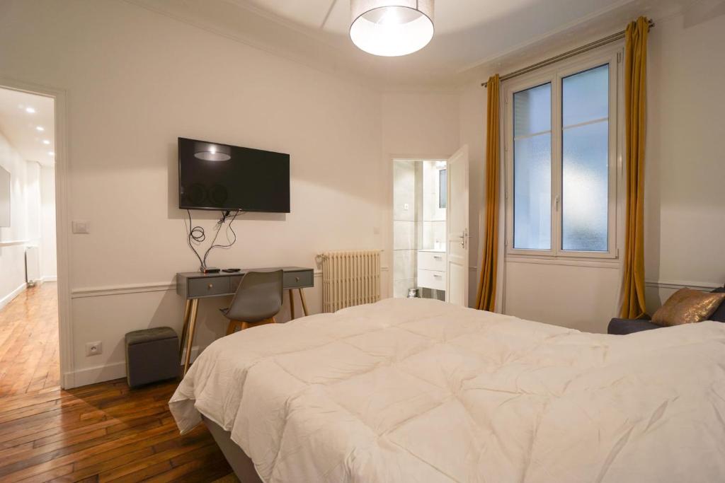 Letto o letti in una camera di Large Flat At 2 Steps From The Eiffel Tower