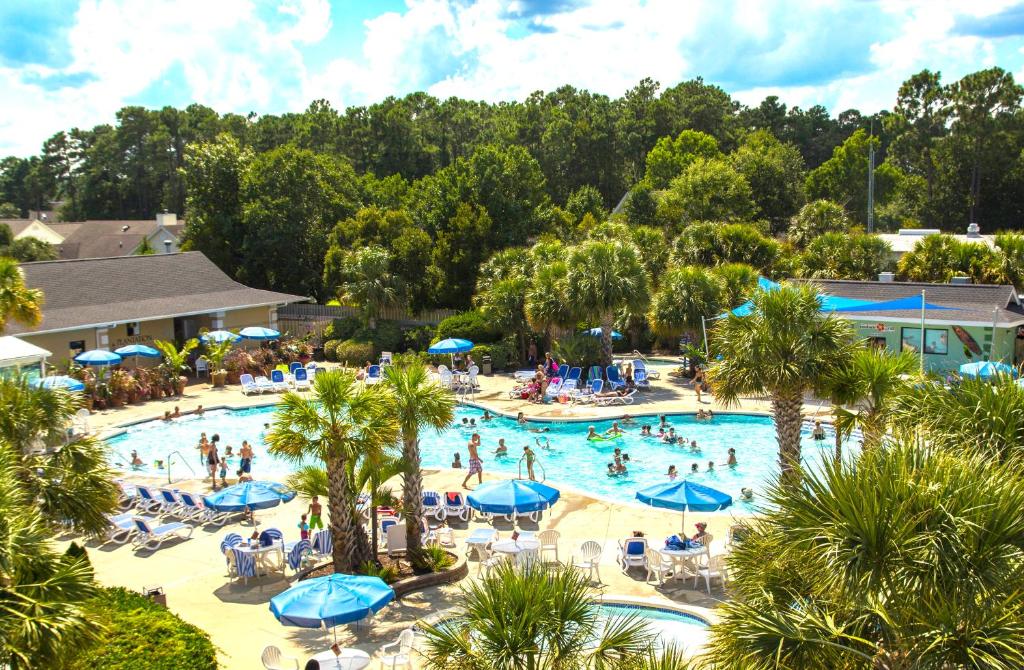 una vista aérea de una piscina en un complejo en Grand Palms Resort, en Myrtle Beach