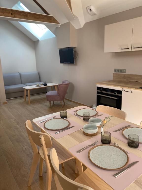 Kuchyň nebo kuchyňský kout v ubytování Hôtel Loysel le Gaucher