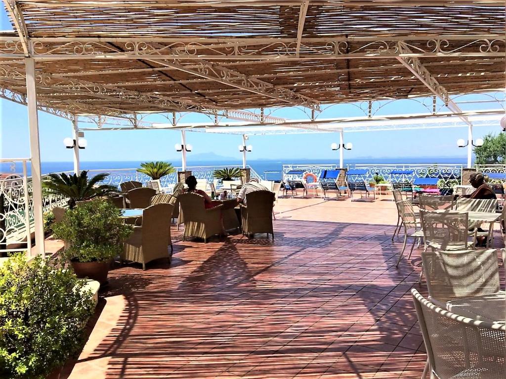 a restaurant with a view of the ocean at Hotel Dania in Sorrento
