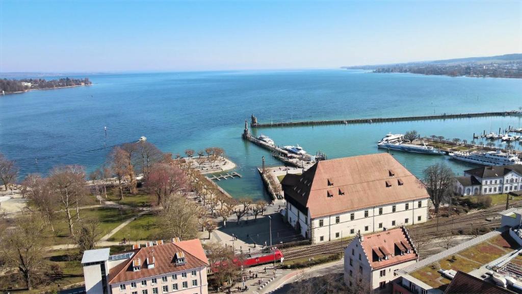 una vista aerea di un porto con barche in acqua di Hotel am Fischmarkt a Costanza