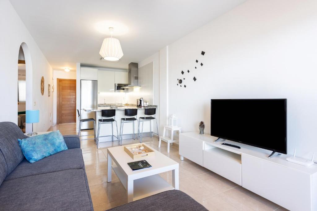 Televízia a/alebo spoločenská miestnosť v ubytovaní SEA PEARL Holiday Home by Sunkeyrents