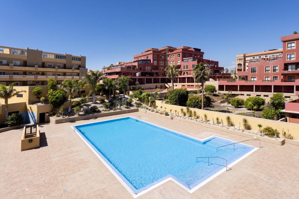 uma vista superior de uma piscina num edifício em 122 SEA PEARL Holiday Home by Sunkeyrents em El Médano