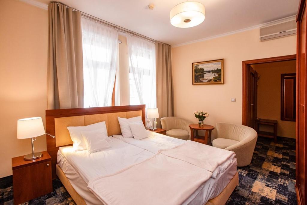 Posteľ alebo postele v izbe v ubytovaní Hotel Hubertus Rzeszów