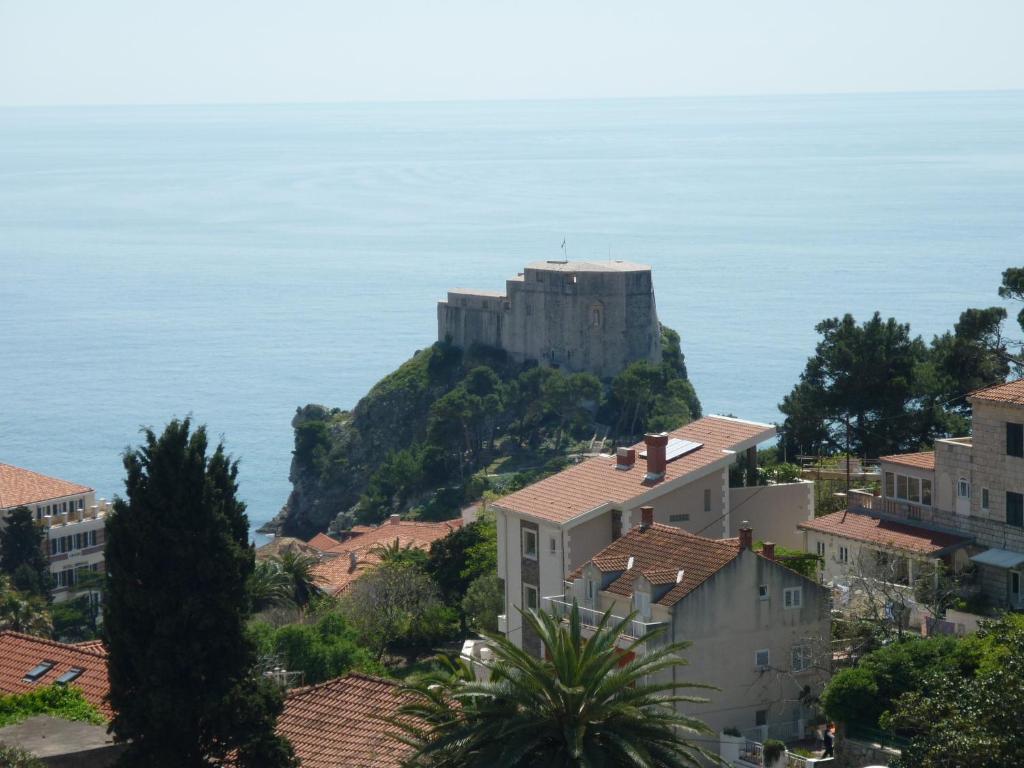 una vista de un castillo en una colina junto al océano en Apartment Kosović, en Dubrovnik