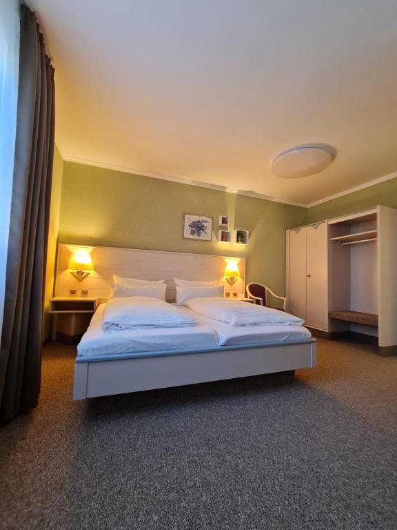 Postel nebo postele na pokoji v ubytování Ambiente Hotel garni